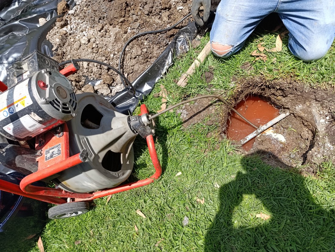 Técnico de Plomeros y Destapes Quito realizando un destape con máquina RIDGID