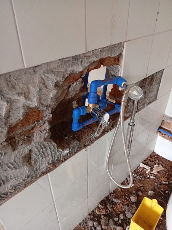 Trabajo real de instalación de tubería con soldadura